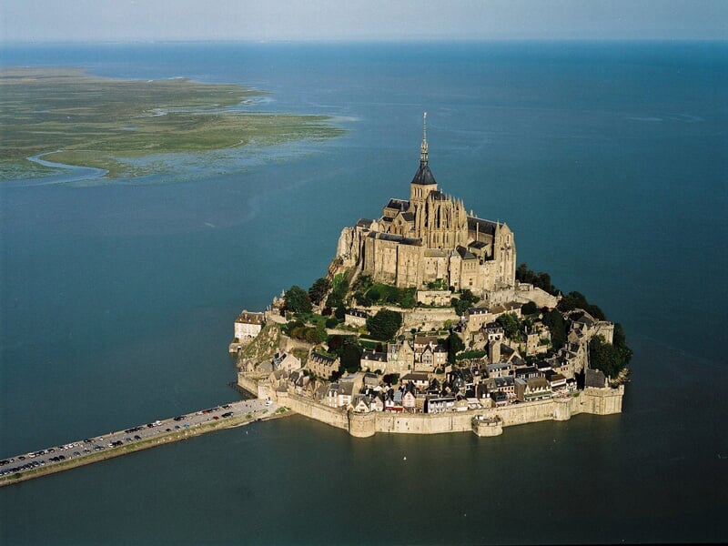 vue aérienne sur le mont saint michel