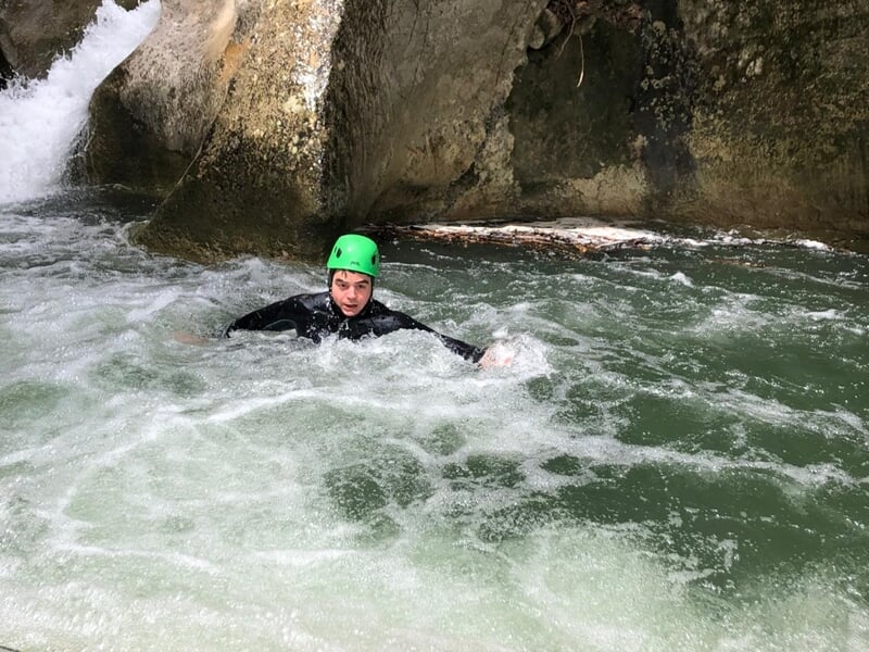 Une personne se baignant lors d'une activité canyoning