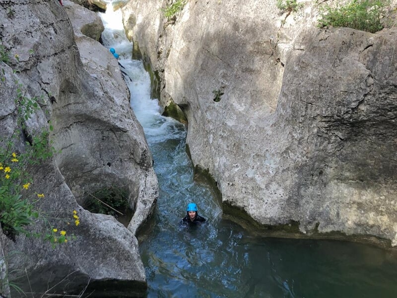 Personne dans uen rivière pratiquant le canyoning