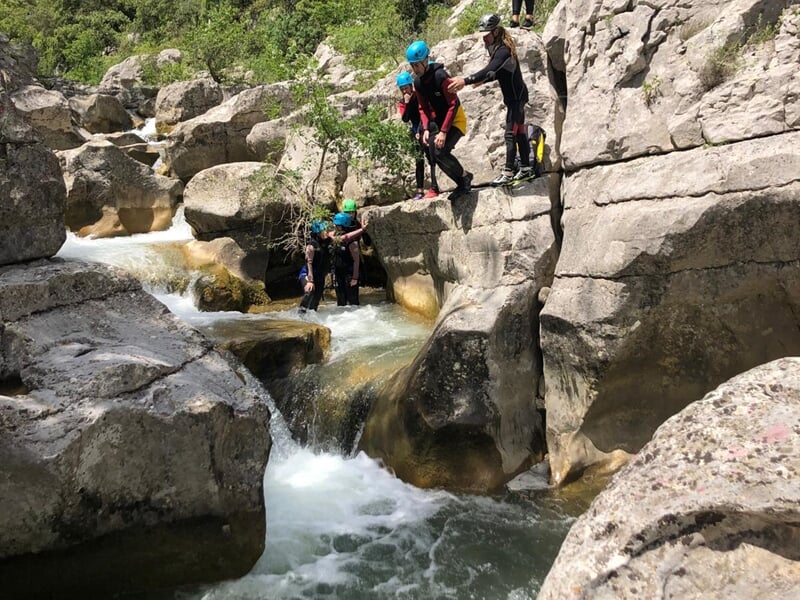 Groupe de personnes pratiquant le canyoning au canyon de Crespenou