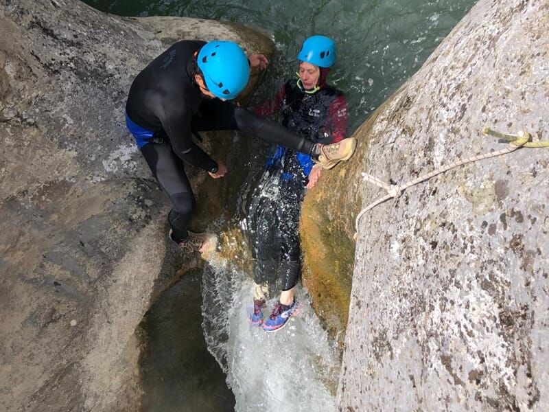 Deux personnes pratiquant le canyoning au Crespenou