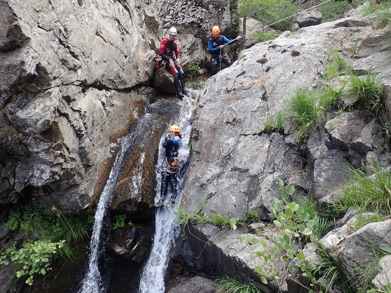 Glissade dans une cascade lors d'une sortie canyoning