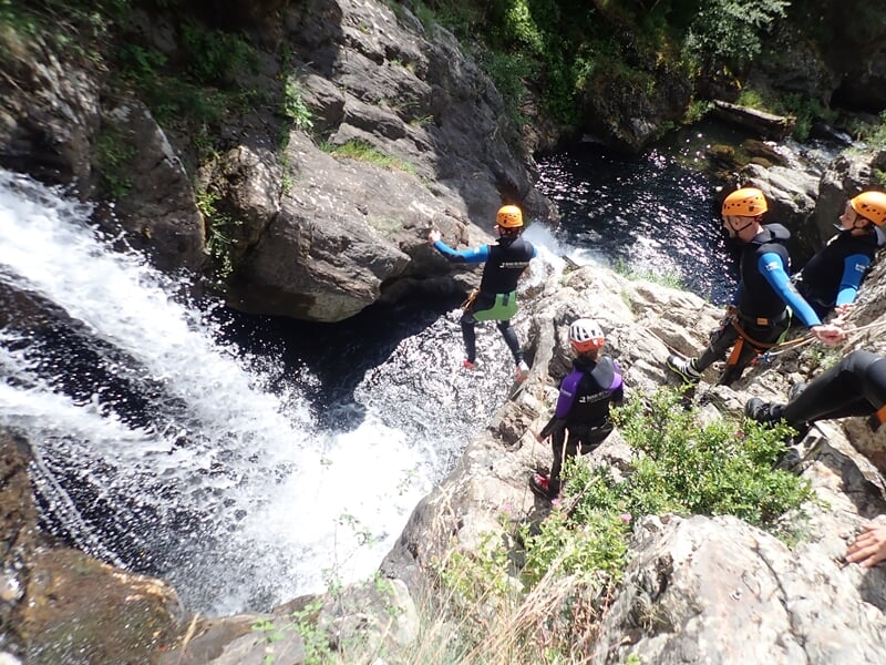 Groupe de personne pratiquant le canyoning