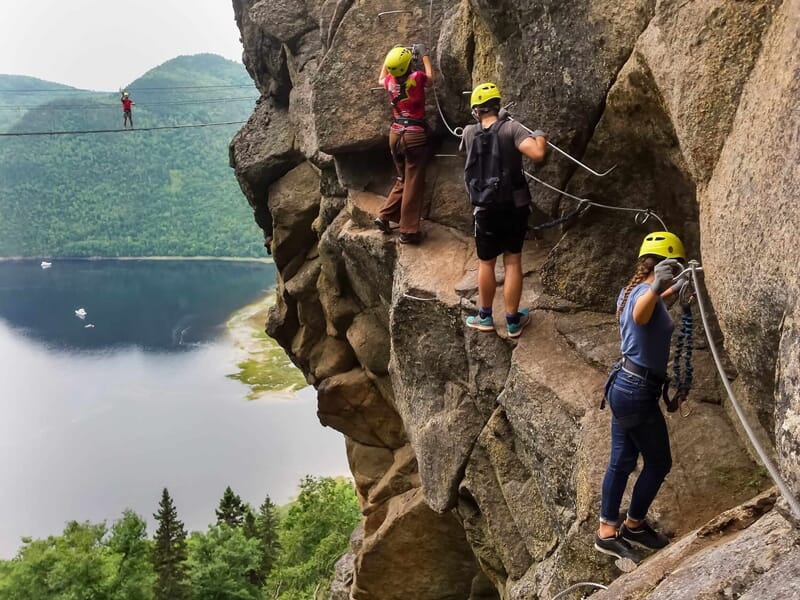 Groupe de personne pratiquant la via ferrata de Rousses