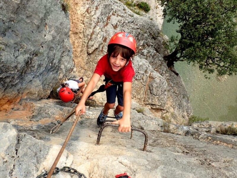 enfant pratiquant la via ferrata de Rousses