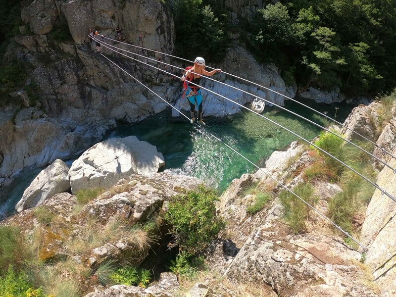 personne pratiquant la via ferrata aux gorges du tapoul
