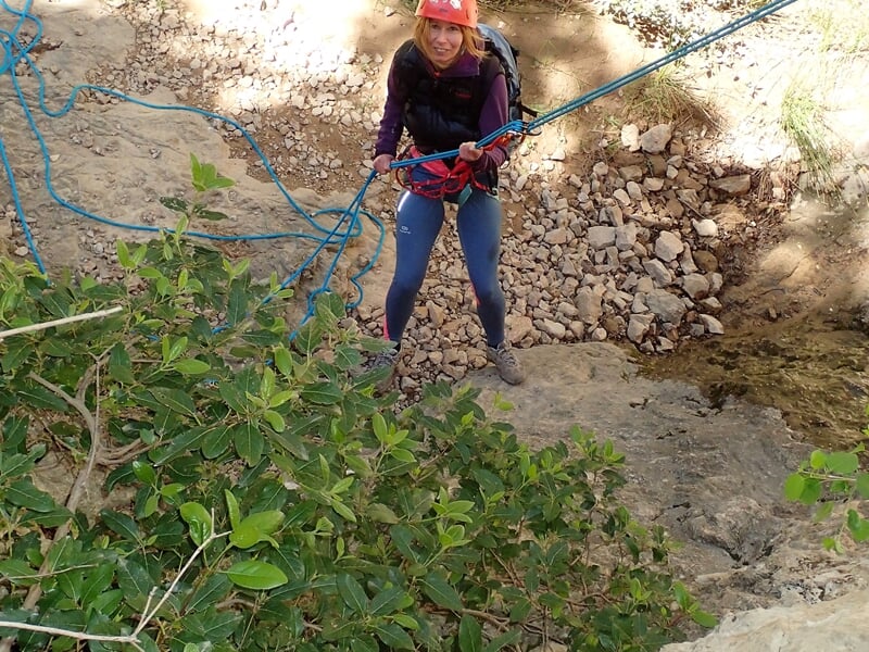 Personne terminant sa descente en rappel