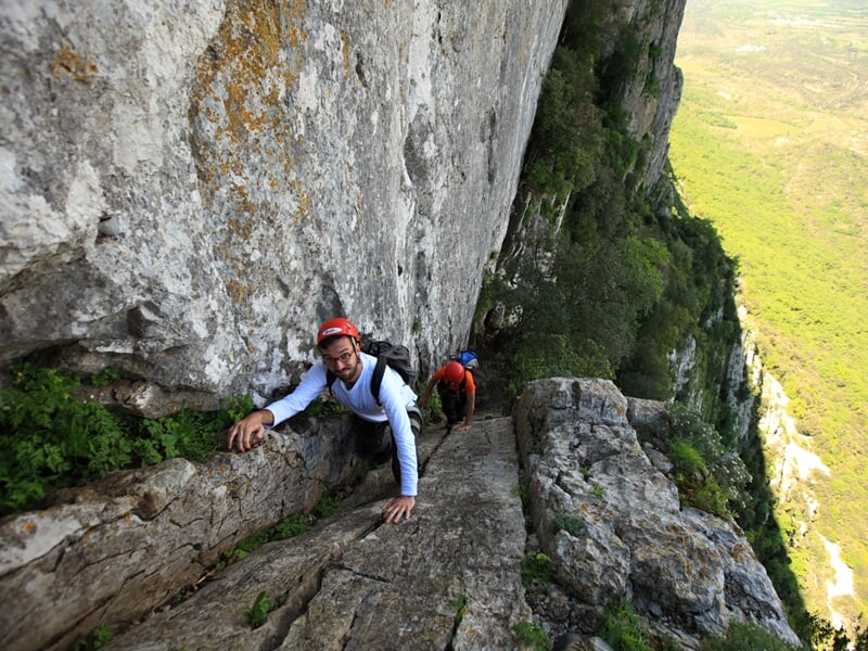 Personne pratiquant l'escalade au pic saint-loup