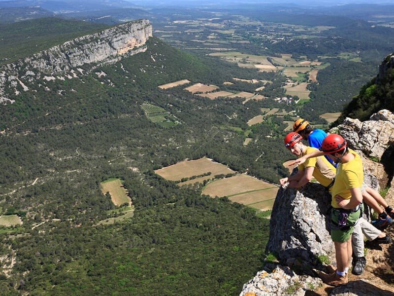 Groupe de personne en bord de falaire