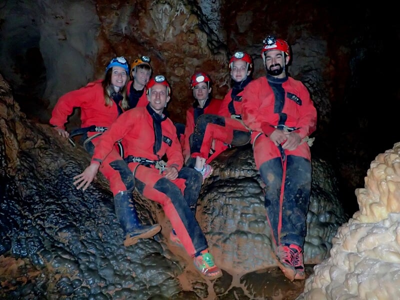 Groupe de personne dans la grotte de Bégué-Ponchon