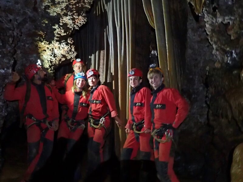 Groupe de personne pratiquant la spéléologie à la grotte de Bégué-Ponchon