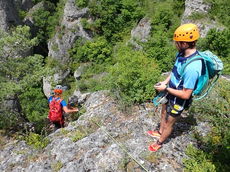 Deux personnes pratiquant la via ferrata de Meyrueis