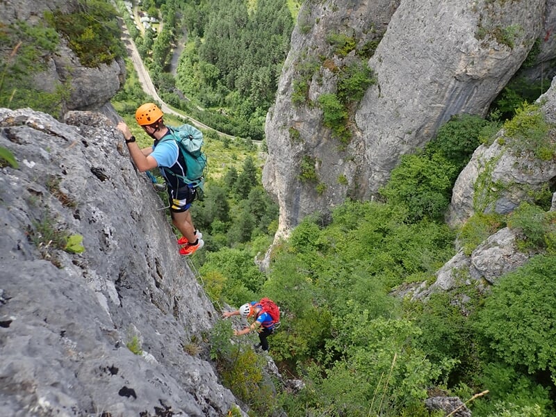 Deux personnes pratiquant l'escalade en falaise