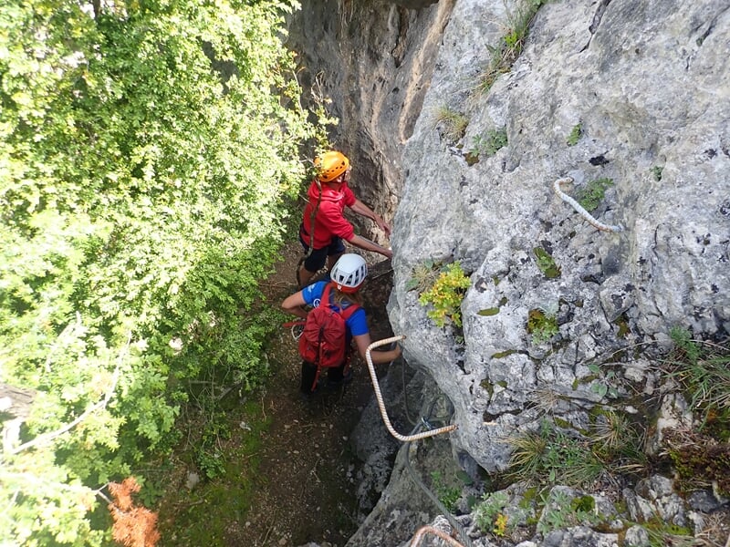 Deux personnes pratiquant la via ferrata à Meyrueis