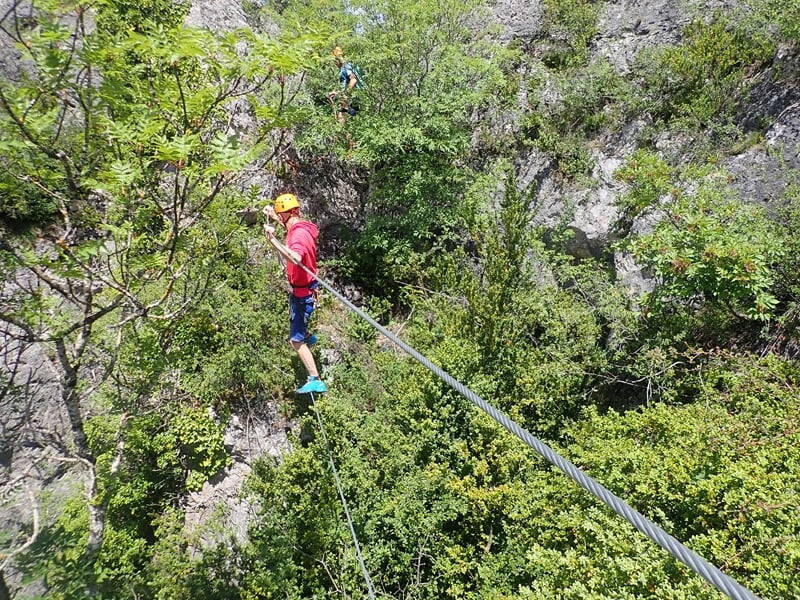 Personne traversant un pont de singe