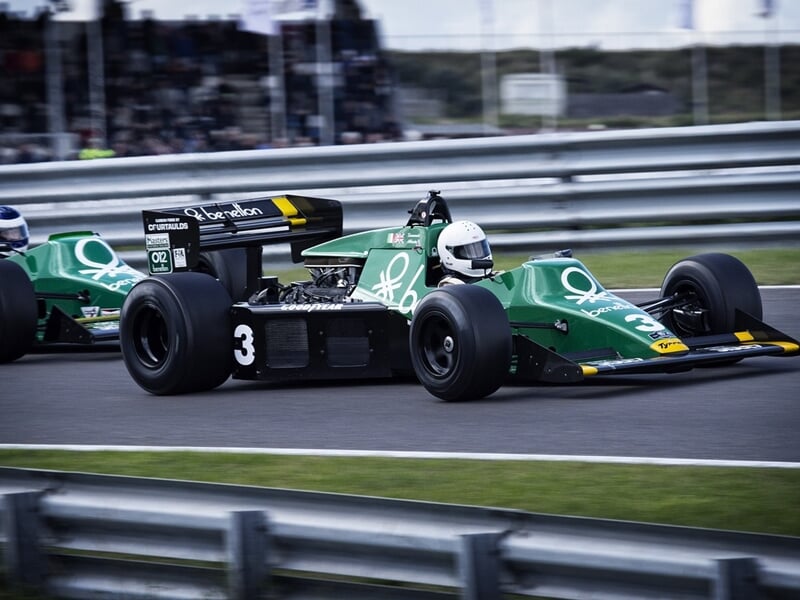 deux monoplaces formule 1 vertes sur un circuit