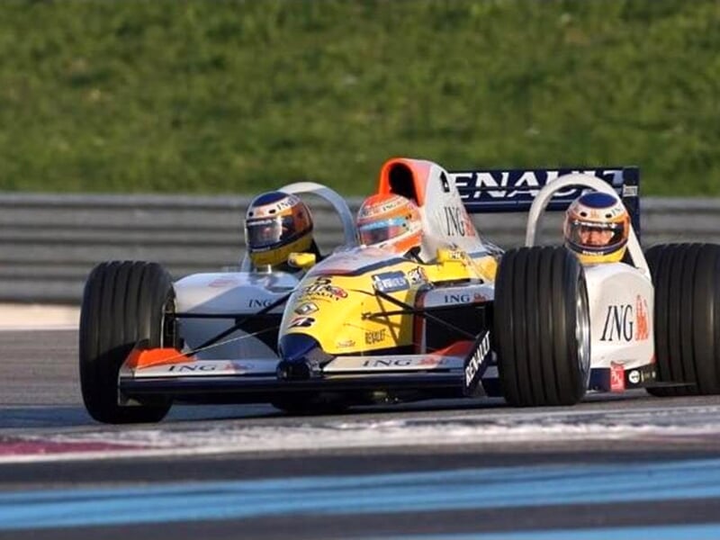 une formule avec 3 personnes sur un circuit