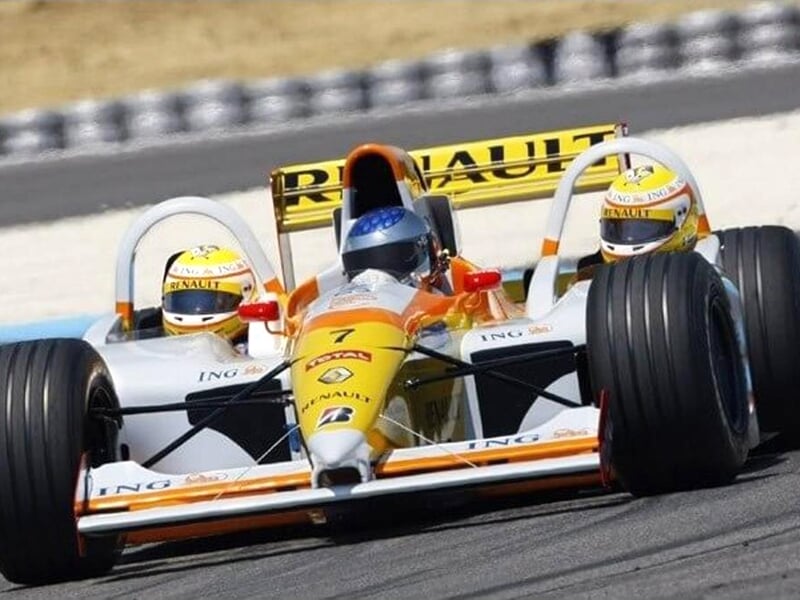 une formule 1 triplace avec un pilote et deux passagers vue de face