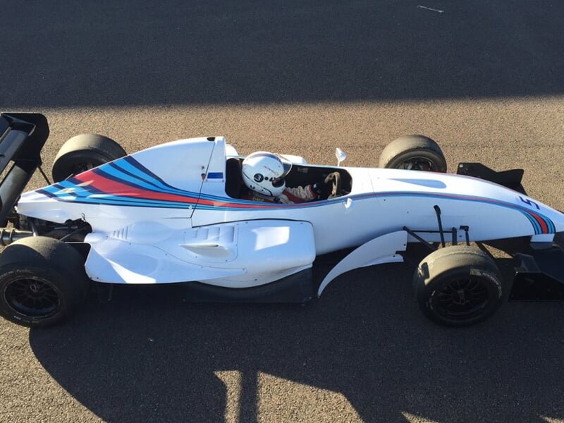 un pilote dans une formule renault blanche vus du dessus