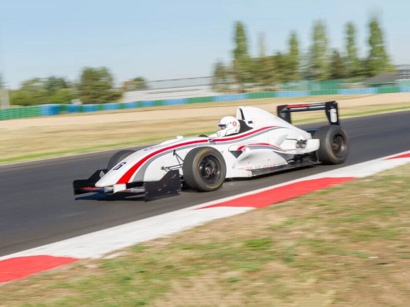 une formule renault en pleine course sur un circuit
