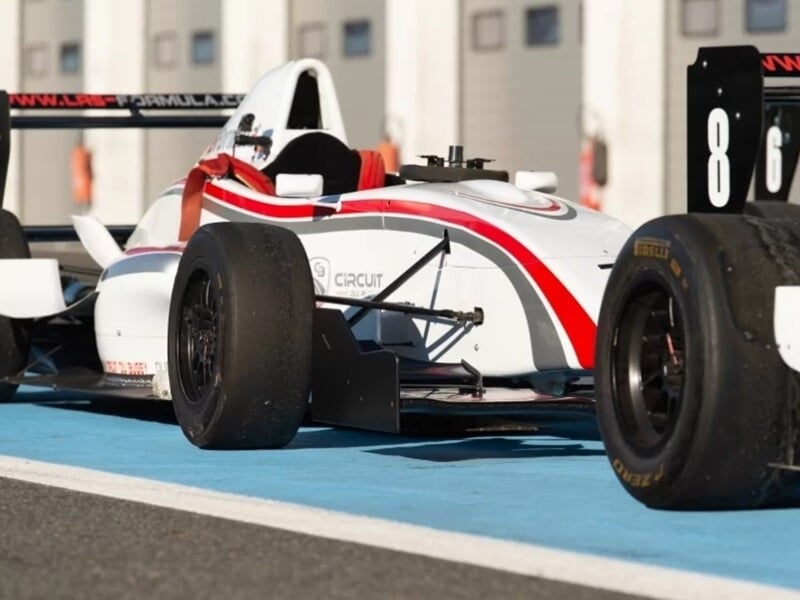 une formule renault arrêtée au stand