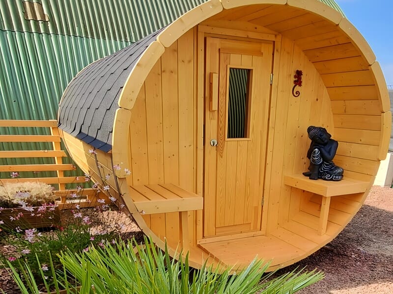 Petite cabine en bois en forme de tonneau lors d'un séjour insolite dans la Baie de Somme.