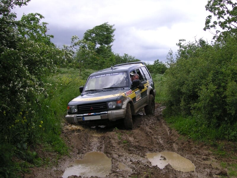 randonnée 4x4 dans les flaques de boue