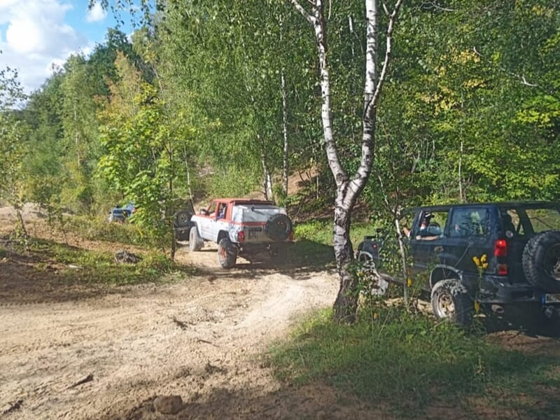 Quatre véhicules 4x4 circulant sur un sentier forestier lors d'une randonnée 4x4 près d'Etampes.