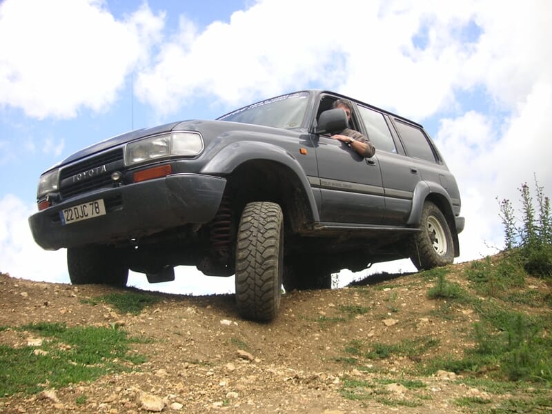 Véhicule Toyota gris sur un chemin en pente lors d'une randonnée 4x4 près d'Etampes.