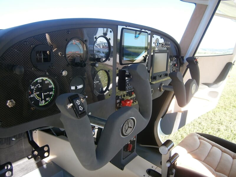 Cockpit d'un avion ULM avec commandes de vol, instruments de navigation et siège pilote visible à l'aérodrome de Gray Saint Adrien