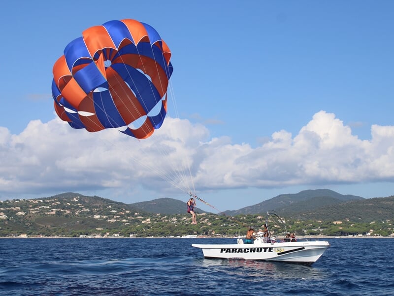 parachute ascensionnel et bateau en mer