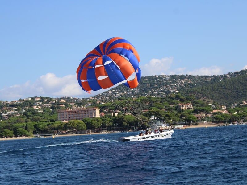 parachute ascensionnel et bateau en mer