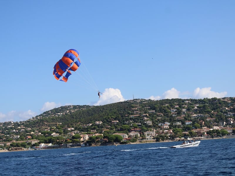 parachute ascensionnel et bateau en mer