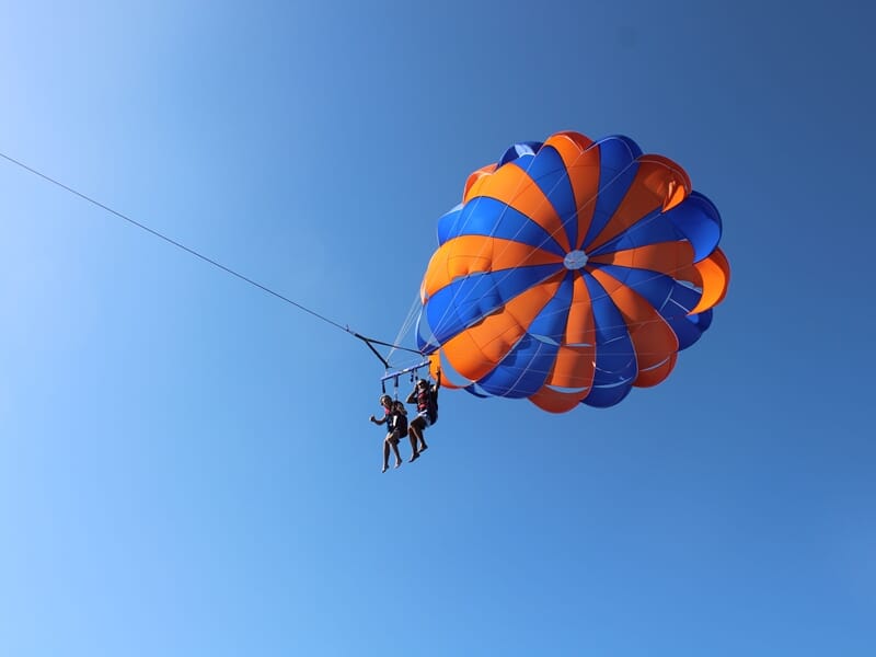 parachute ascensionnel dans le ciel