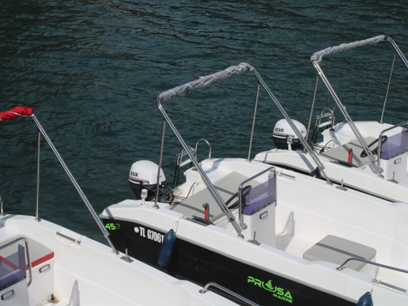 Plusieurs bateaux sans permis côte à côte