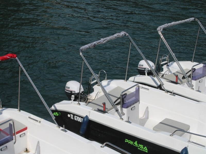 Plusieurs bateaux sans permis côte à côte