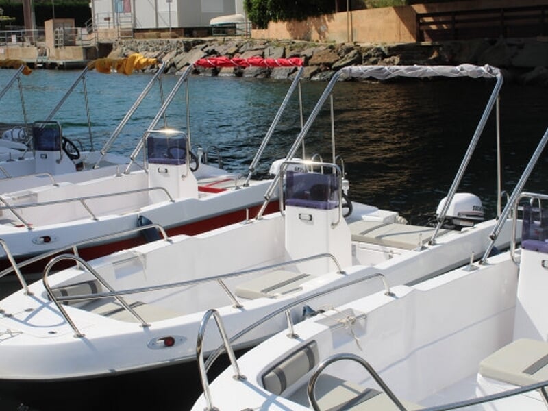 Plusieurs bateaux sans permis blancs côte à côte