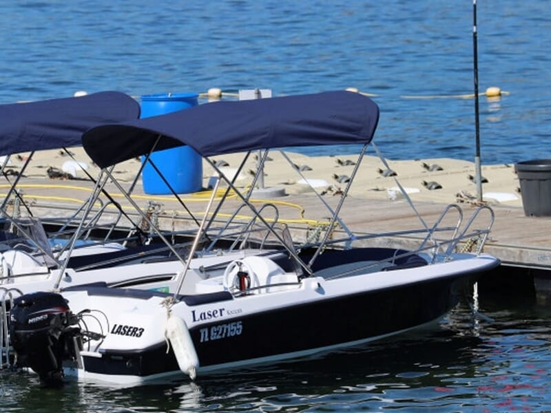 Plusieurs bateaux de plaisances amarrés côte à côte arrimés sur un quai