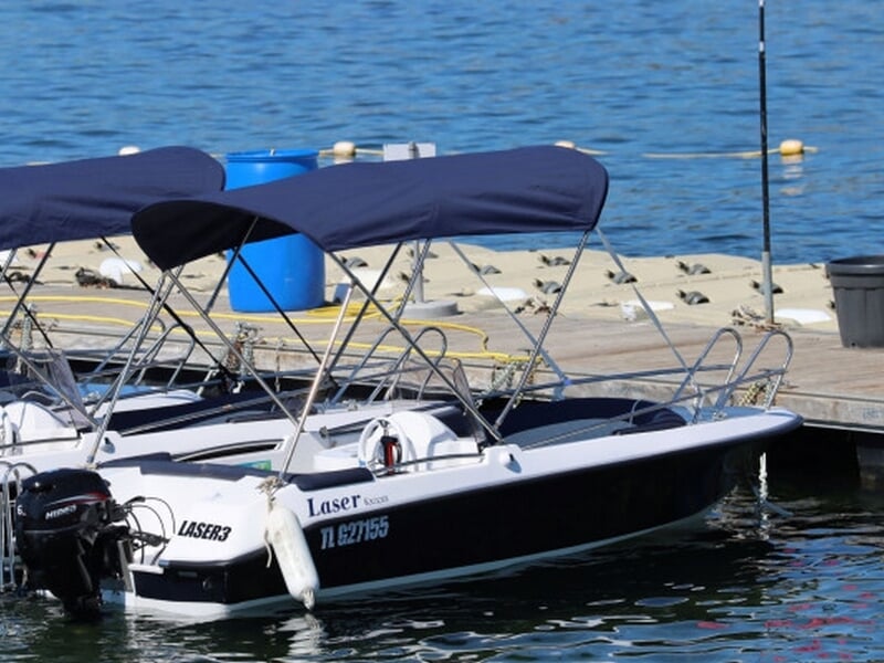 Plusieurs bateaux de plaisances amarrés côte à côte arrimés sur un quai
