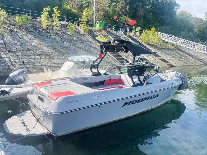 bateau de wakesurf moomba