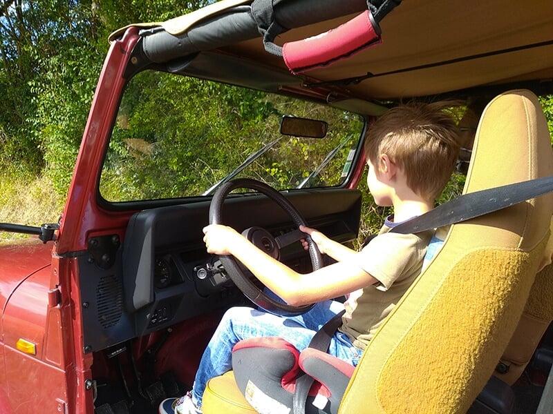 Un garcon au volant d'un 4x4 lors d'une initiation au pilotage d'un 4x4 dans le Gers 