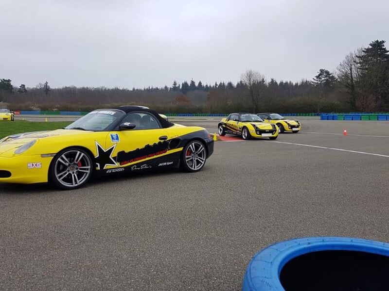 Trois voitures de sport jaunes et noires marquées 