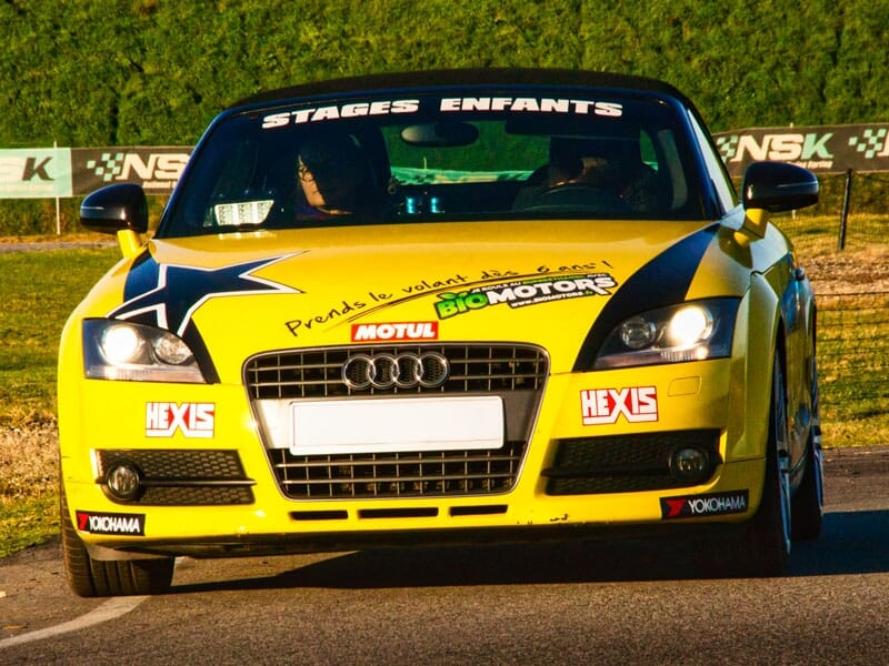 Audi jaune avec des étoiles noires, logo 