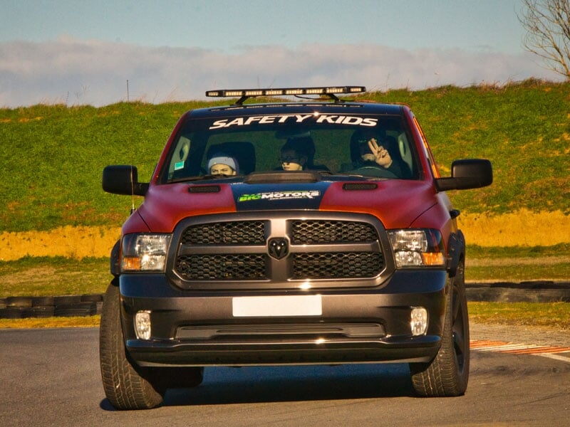 Pick-up Dodge RAM rouge et noir avec