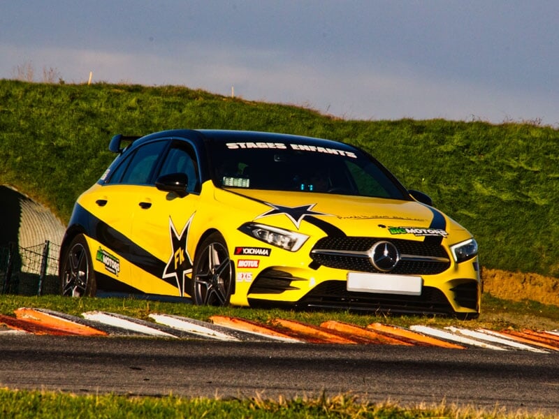 Mercedes jaune avec des étoiles noires, logo