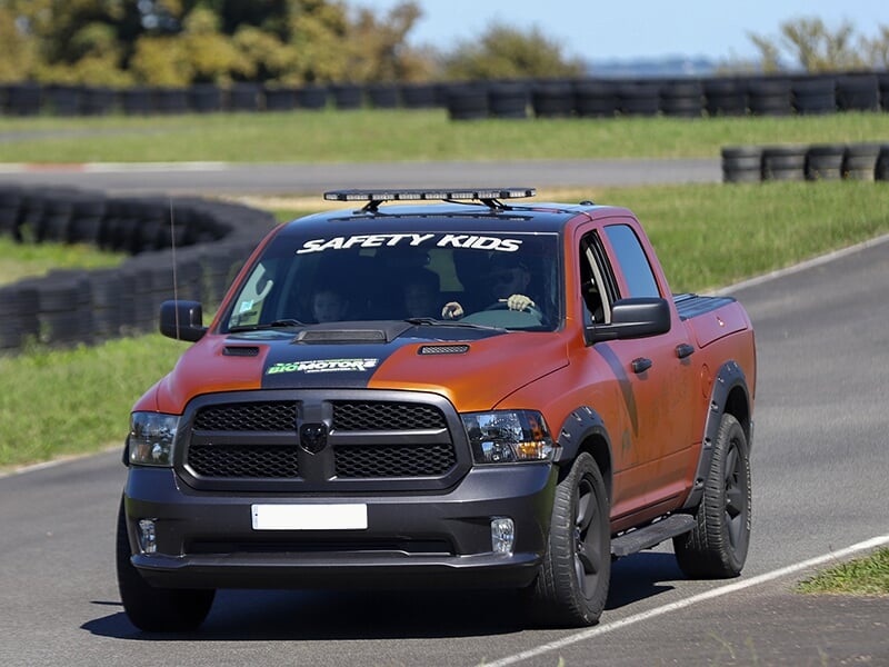 Un grand pick-up orange marqué 