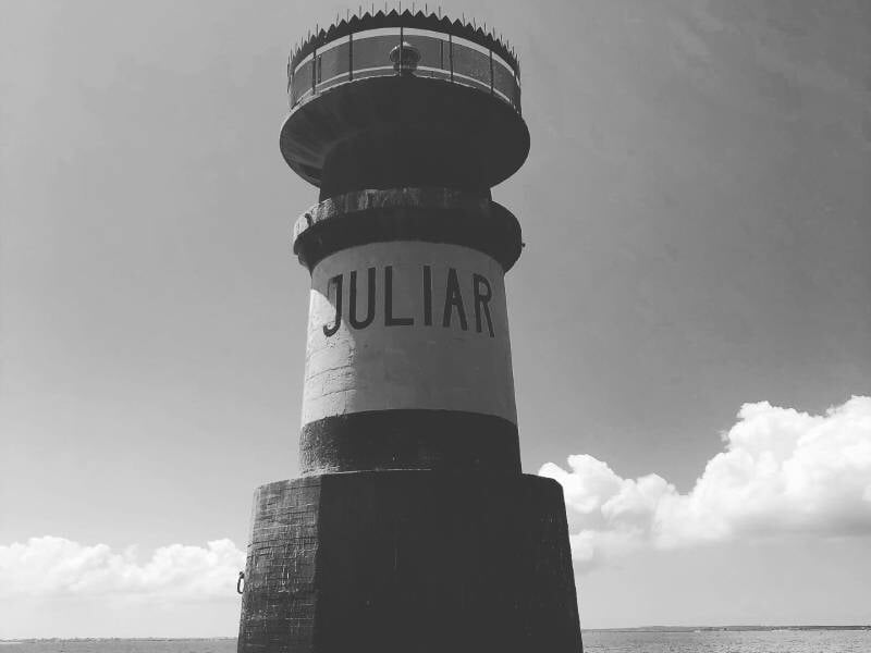 Photo en noir et blanc de la bouée Juliar au large de l'Île d'Oléron.