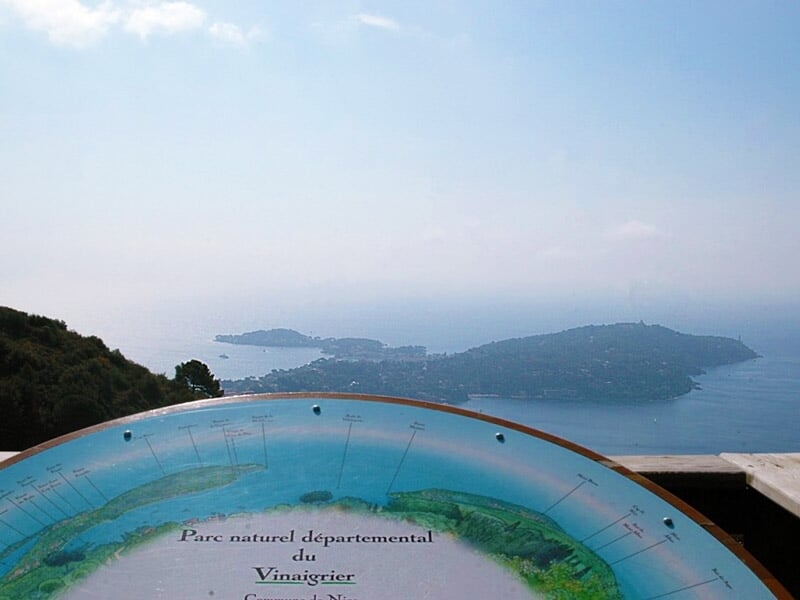 Table d'orientation avec vue panoramique sur la mer et les îles depuis un point de vue en hauteur
