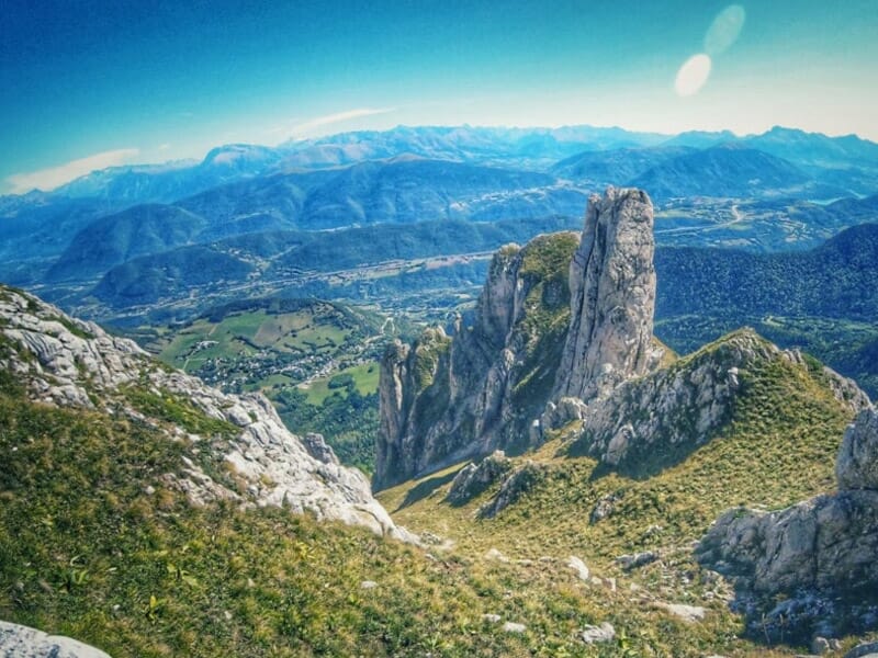 Vue panoramique sur des formations rocheuses spectaculaires et une vallée verdoyante en contrebas