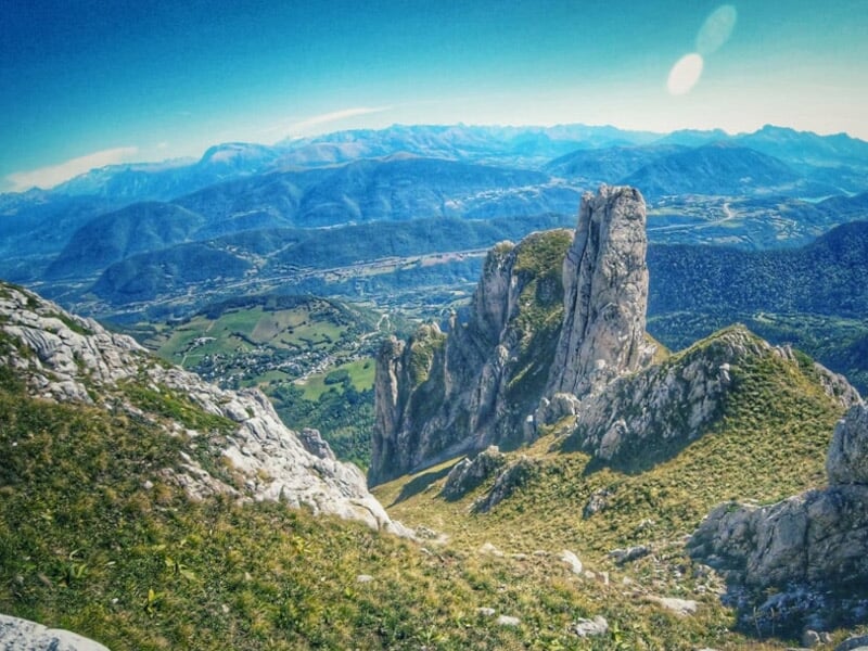 Vue panoramique sur des formations rocheuses spectaculaires et une vallée verdoyante en contrebas